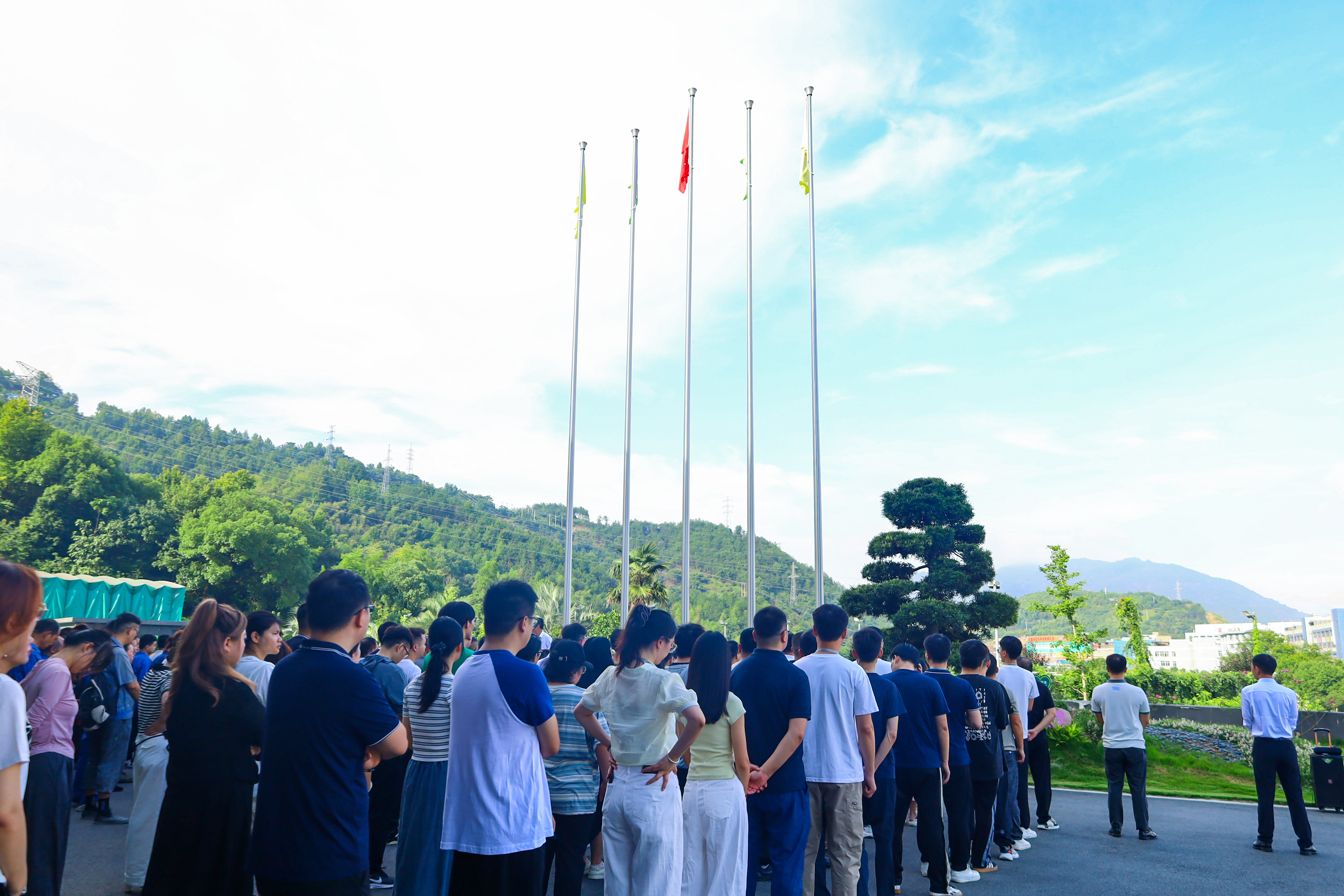 传承红色精神 谱写时代华章 | hth官网入口隆重举行升旗仪式
